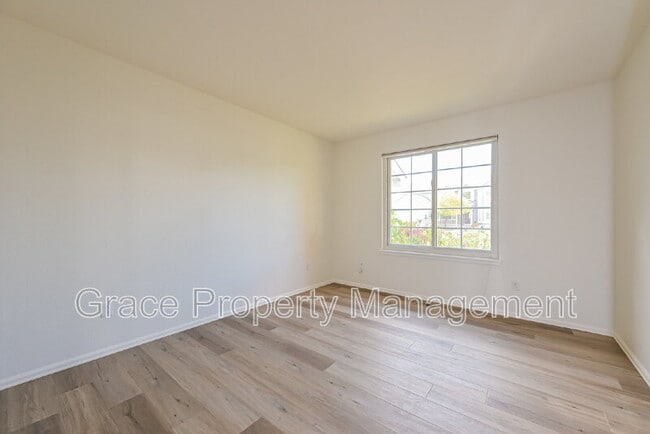 Building Photo - 10376 Dunsford Dr