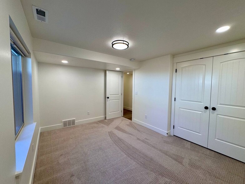 Building Photo - 698 S Lake View Dr