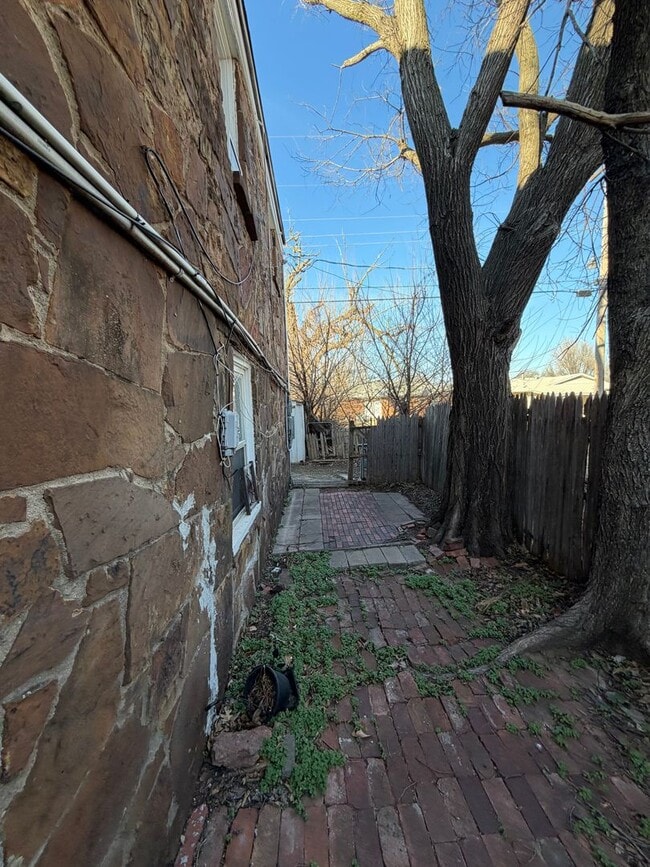 Building Photo - 1 bedroom 1 bath - downstairs