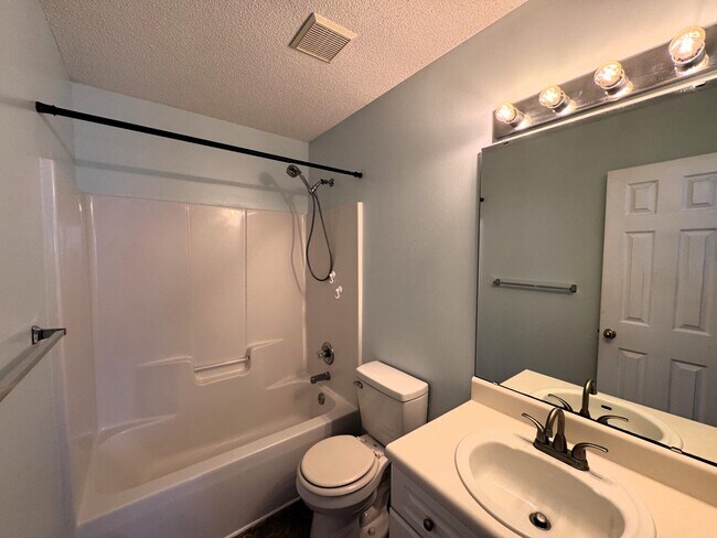 Building Photo - 852 Dunwoody Pl