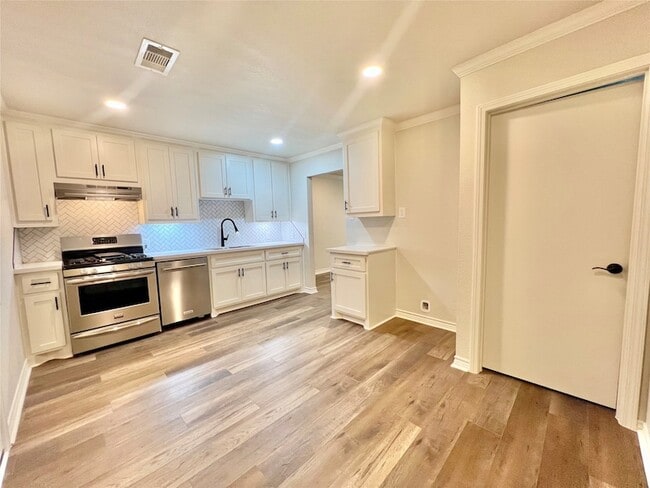 Building Photo - 1010 15th Ave N