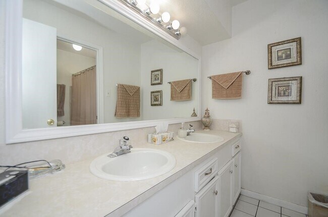 Building Photo - 9331 Meaux Dr