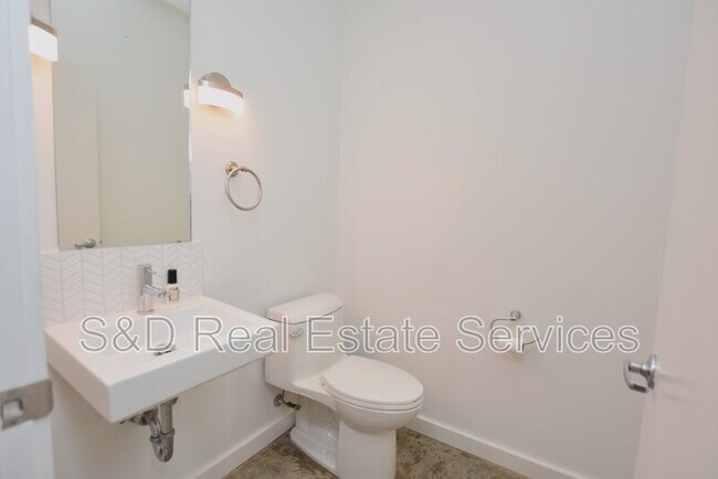 Building Photo - 5008 S MacDill Ave