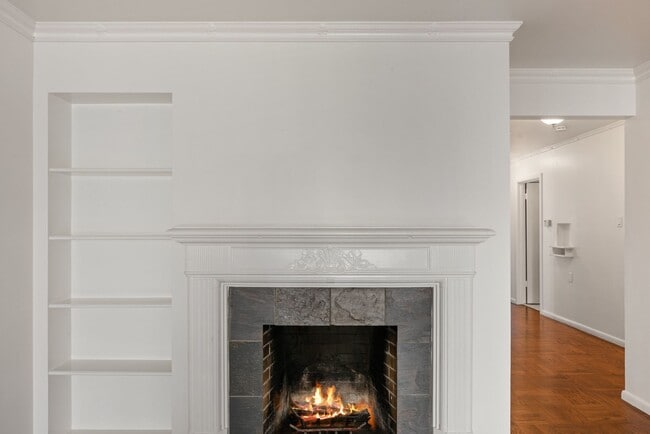 Building Photo - Stunning, Pet Friendly Edwardian 2BR Remod...