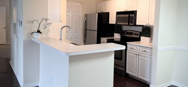 Building Photo - Beautiful WATER VIEW 3 bedroom, 2 bathroom...