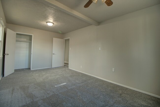 Building Photo - Pet Friendly Kearns Home