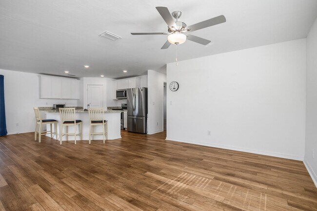 Building Photo - NOW AVAILABLE - 3/2 with 2 Car Garage in Mirror Lakes!