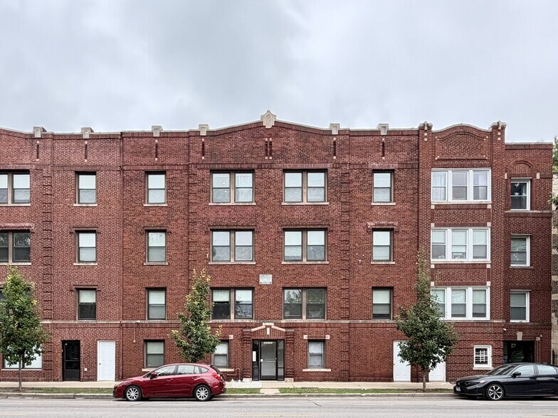 Building Photo - 3245 N Damen Ave