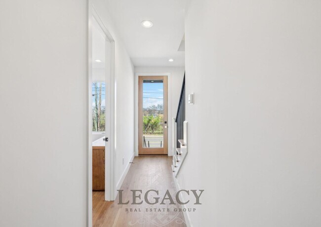 Building Photo - 1019 12th Ave N