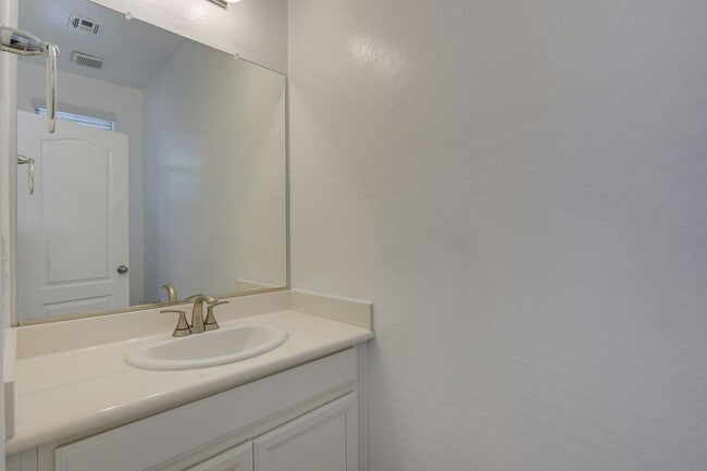 Building Photo - ** COMING SOON ** Modern Open-Concept Rental Home with White Shaker Kitchen Cabinets & Low-Mainte...