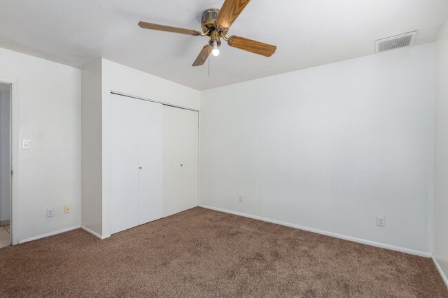 Building Photo - 4 BEDROOM, 2 BATH TEMPE HOME WITH SPACIOUS...