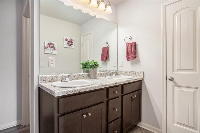 Building Photo - 290 Turtle Creek Dr