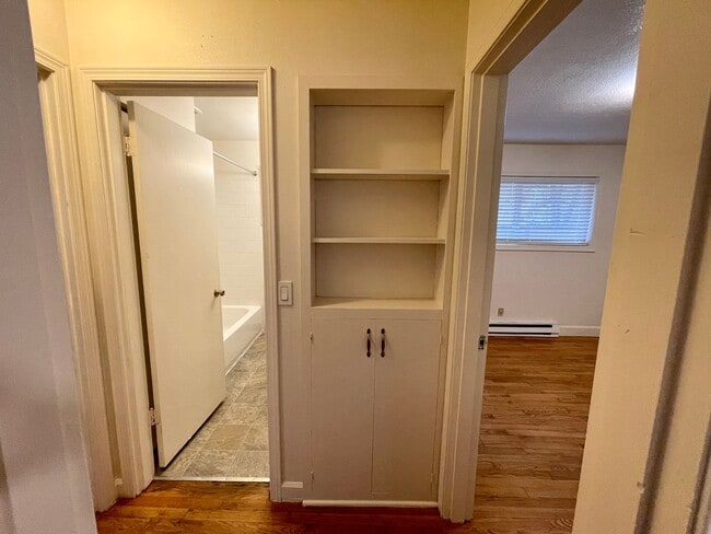 Building Photo - MANF01