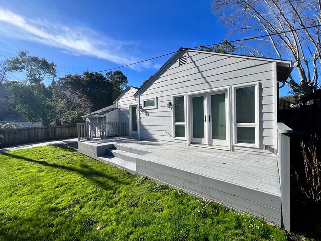 Building Photo - WONDERFUL TWO BEDROM TWO BATH UPDATED HOME IN SUN VALLEY