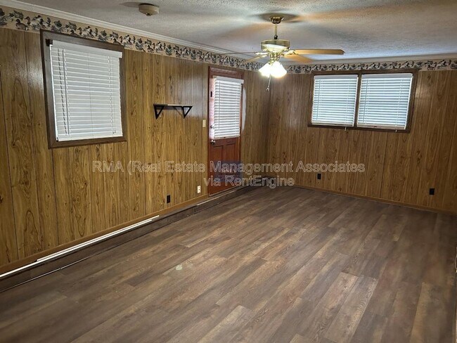 Building Photo - 411 Dora St