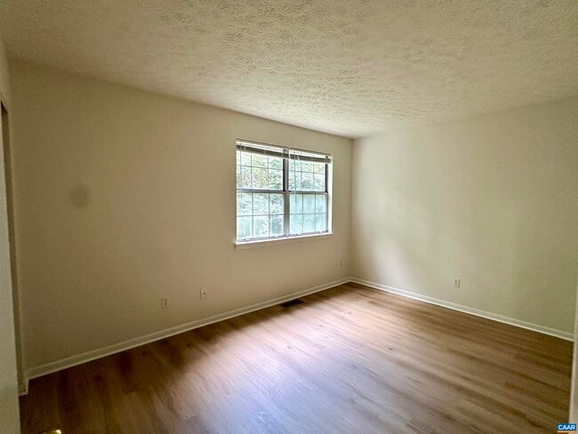 Building Photo - 104 Longwood Dr