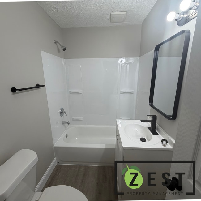 Building Photo - 2 BED + BONUS ROOM! 1 BATH HOME!