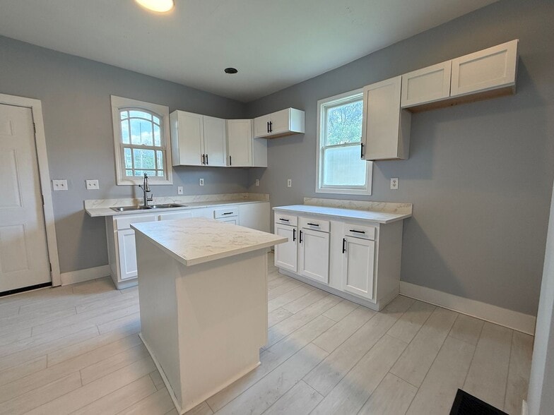 Building Photo - 2801 Columbia Ave