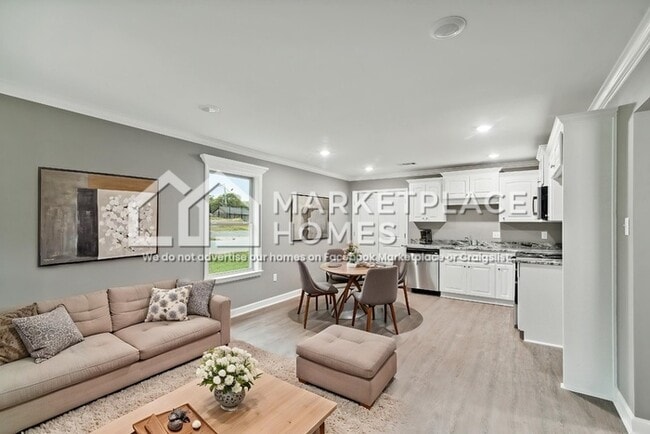 Building Photo - 823 W 20th St