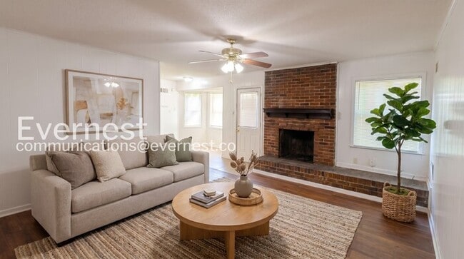 Building Photo - 3 Bed/2 Bath Home with Carport / Vouchers Accepted /Available Now!