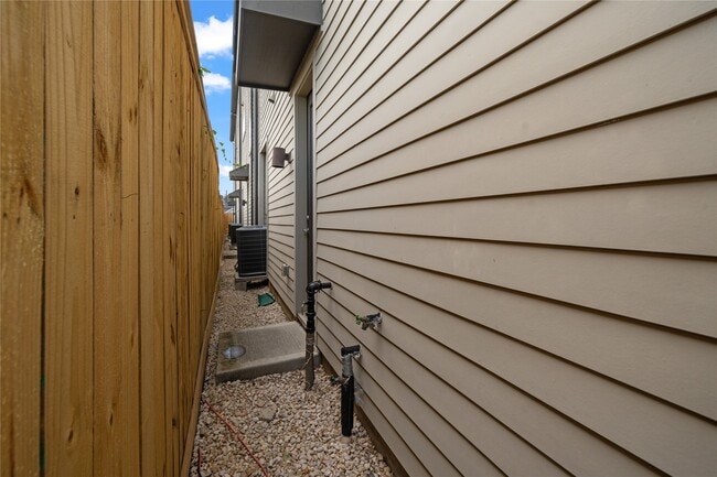 Building Photo - 2510 Tuam St
