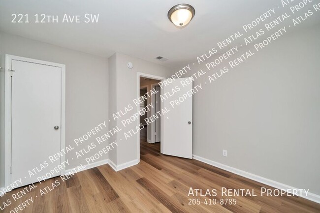 Building Photo - 221 12th Ave SW
