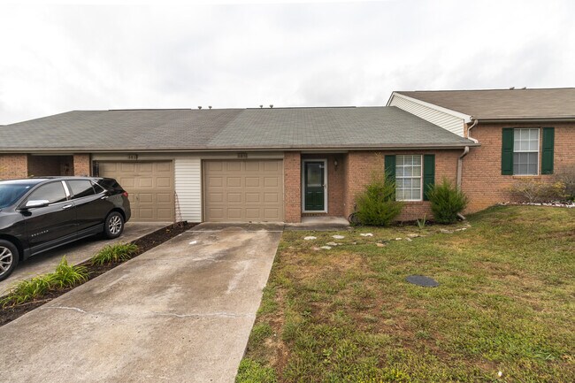 Building Photo - 385 Hawthorne Oaks Way