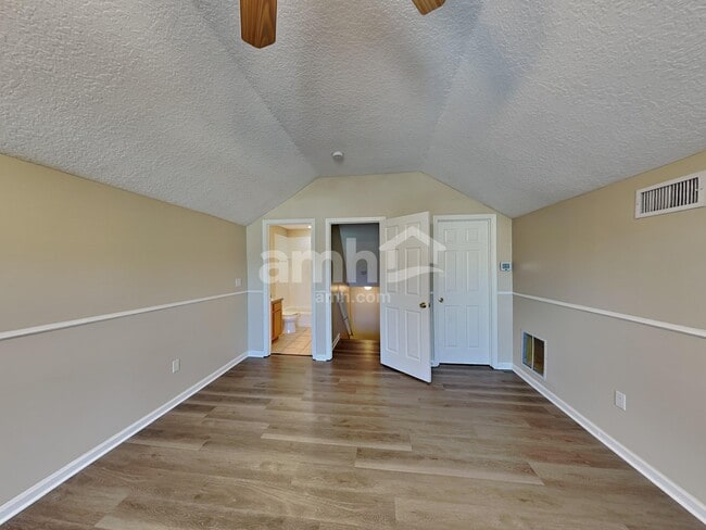 Building Photo - 1725 Dartmoor Ln