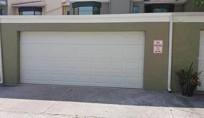 Building Photo - 727 N Himes Ave