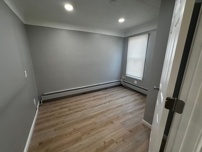 Building Photo - Great Home in Groose pointe $300 OFF MOVE ...