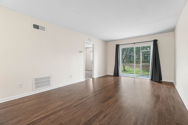Building Photo - Move-In Ready 2 BR/ 2BA Condo on Southside close to Truman