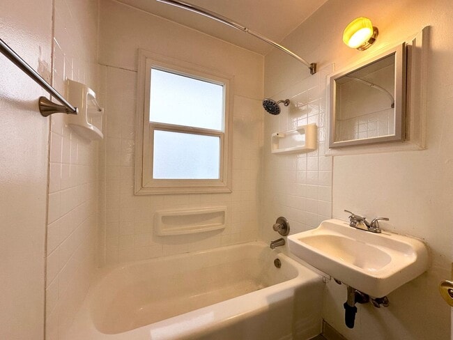 Building Photo - 1 Bedroom 1 Bath Close to N. Mississippi and Alberta.