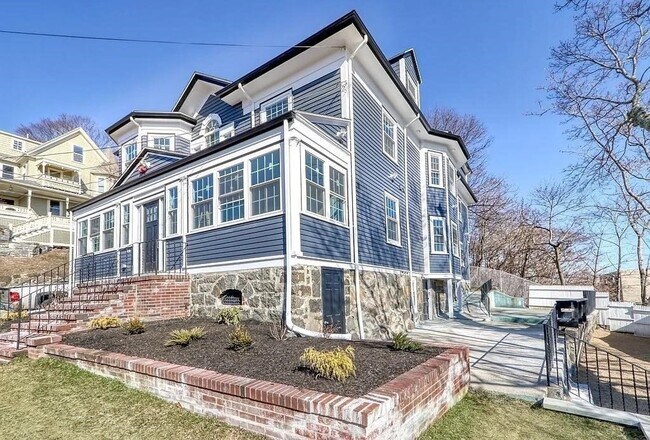 Building Photo - 7 Hillside Ave