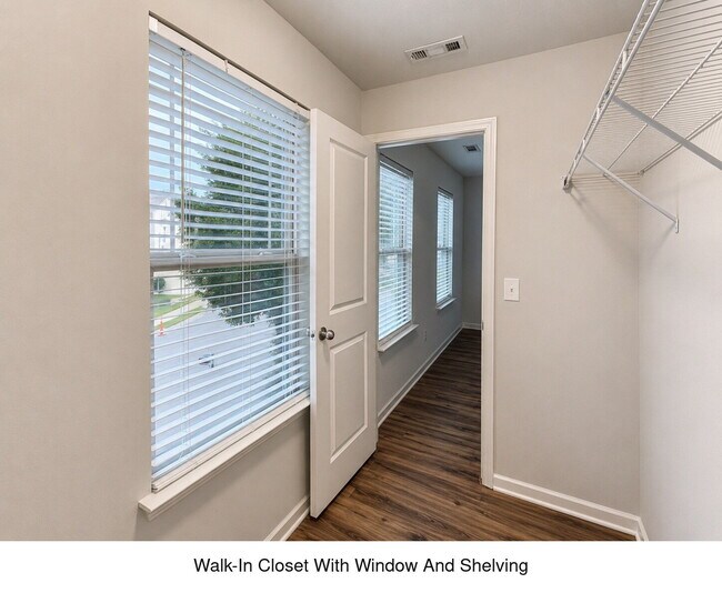 Building Photo - Move-In Ready Townhome in Coveted Castleberry Village Neighborhood
