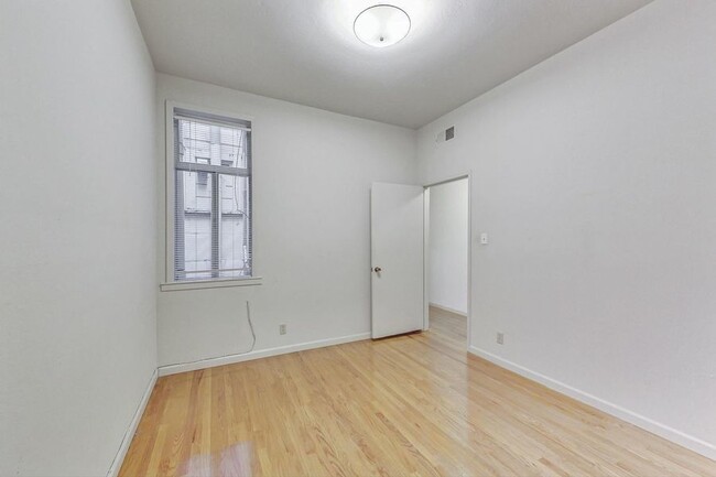 Building Photo - Spacious 1BD/1BA with Hardwood Floors