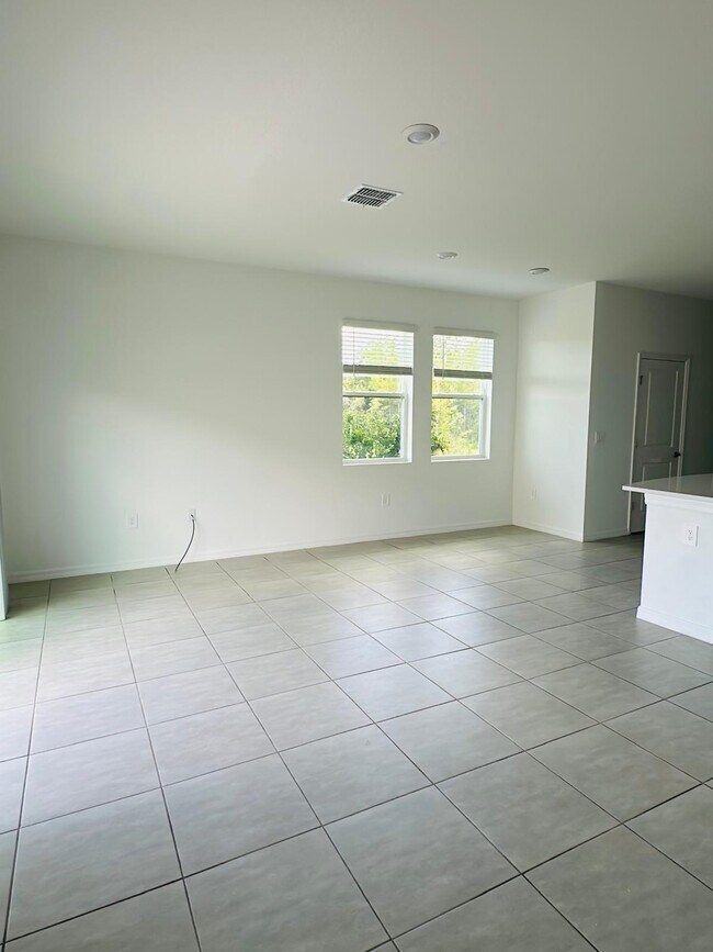 Building Photo - 2287 Portrait St