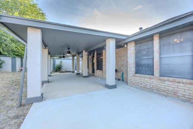 Building Photo - 1425 Longhorn Dr