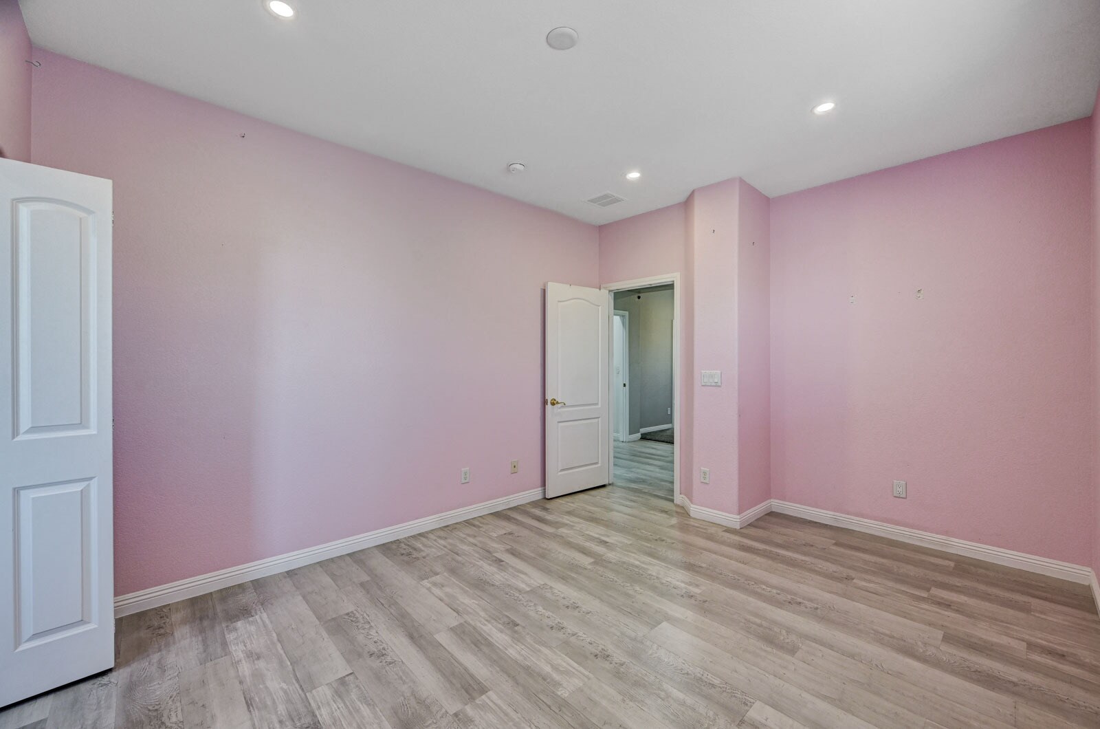 Building Photo - 8125 Chestnut Hollow Ave