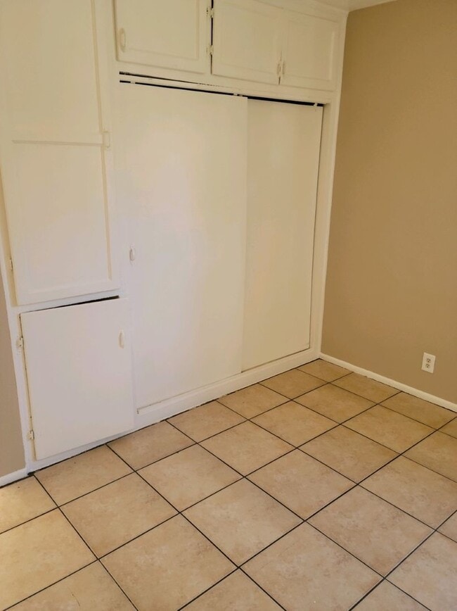 Building Photo - Cozy 1 bed one Bath unit
