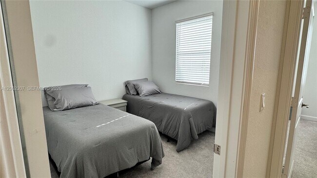 Building Photo - 401 SE Crossoak Ln