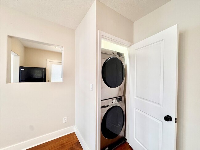 Building Photo - 629 E 11th St