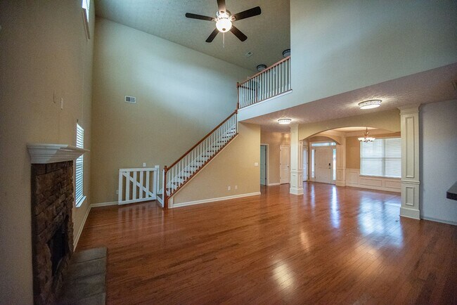 Building Photo - Beautiful home available today!