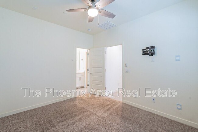 Building Photo - 4022 E Erie St