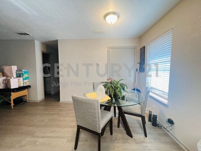 Building Photo - Spacious 2/1.5 Apartment in Denton Ready for Immediate Occupancy!