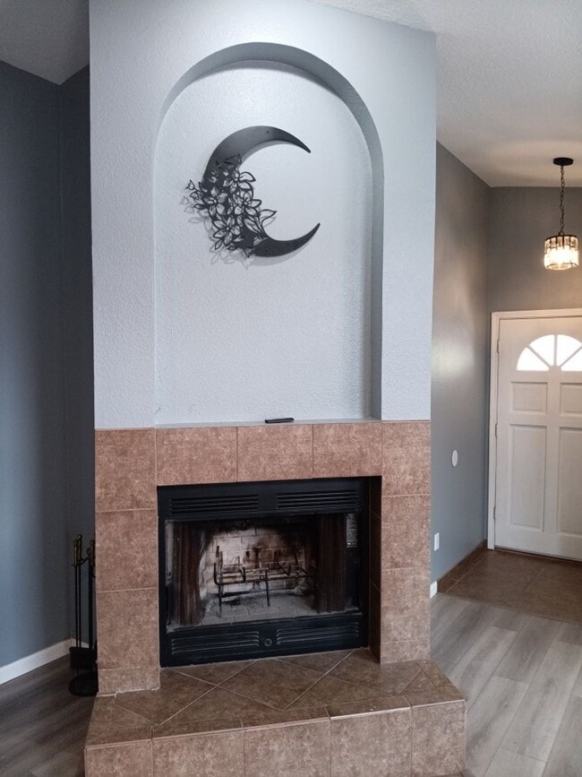 Building Photo - Cozy 4 bedroom, 2.5 bathroom home! Showing...