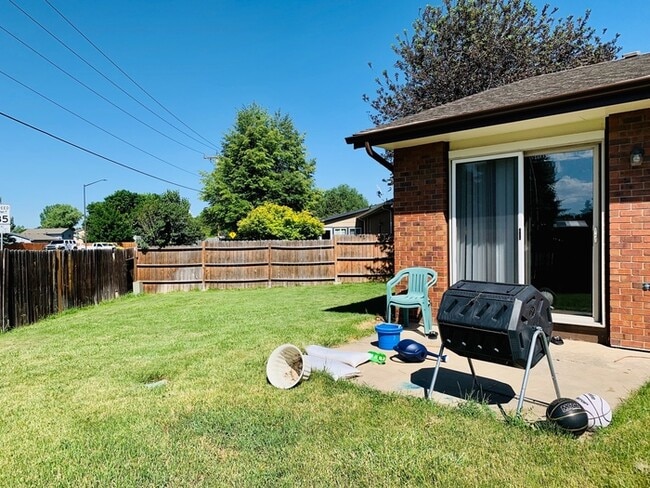 Building Photo - 2 Bedroom/2 Bath Duplex with 1 Car Attache...