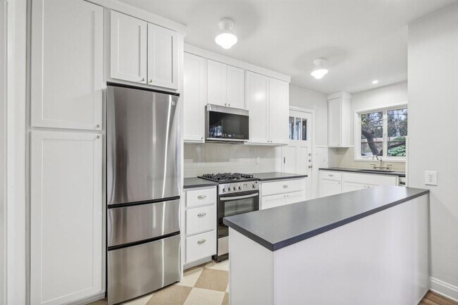 Building Photo - 3010 Windsor Rd