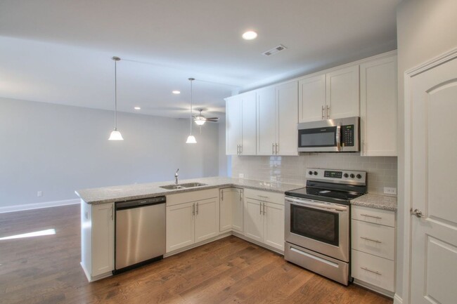 Building Photo - Well appointed Townhome