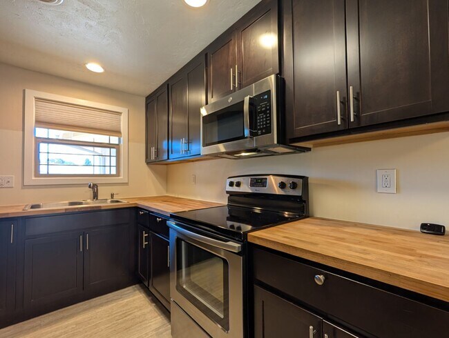 Building Photo - Nice 4-Bedroom, 2-Bath Home Located In Wes...