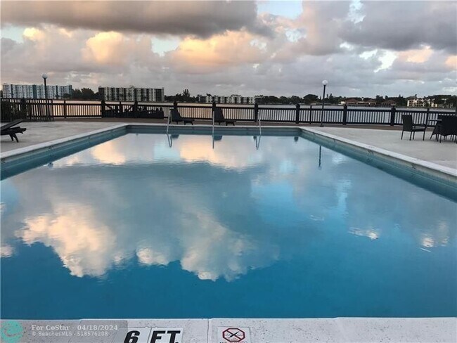 Building Photo - 112 Lake Emerald Dr